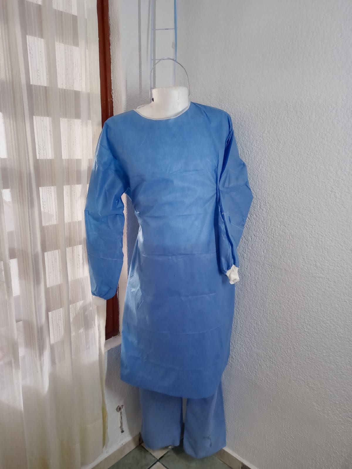 Bata cirujano SMS azul , reforzada con puños cardigan