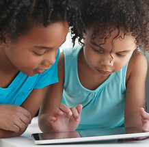 Deux amis avec une tablette