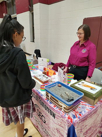 Lisa Buckner talks to two girls about geophysics