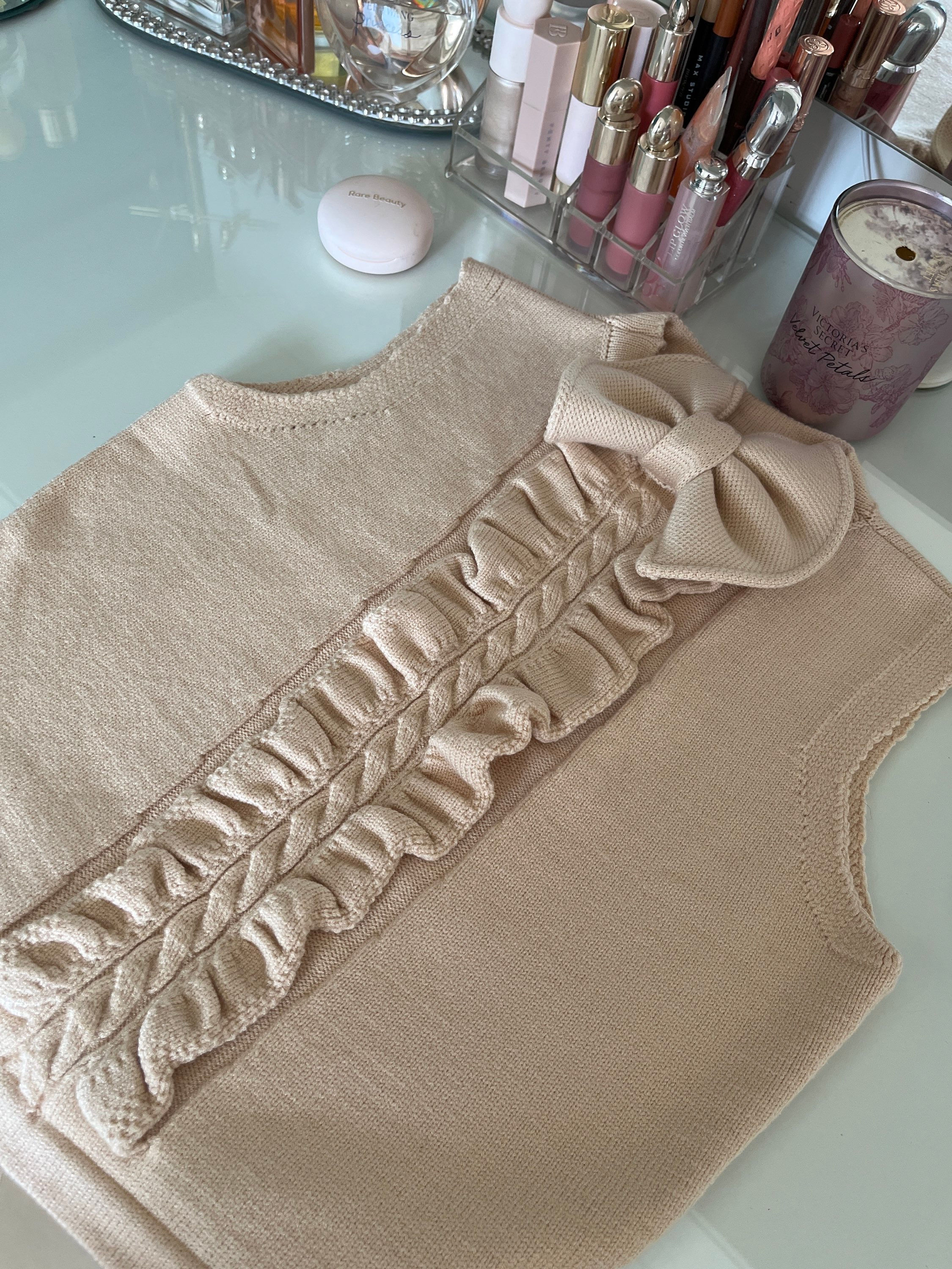 Blusa bege em tricô com laço 