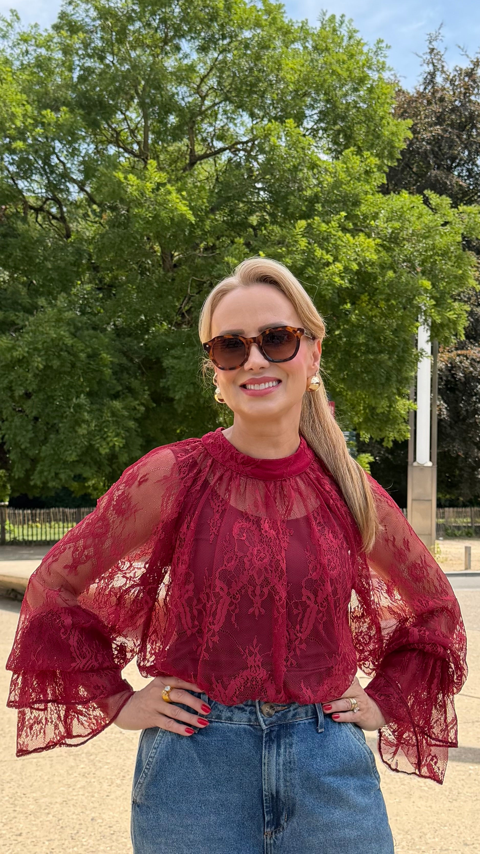 Blusa de renda com babados 