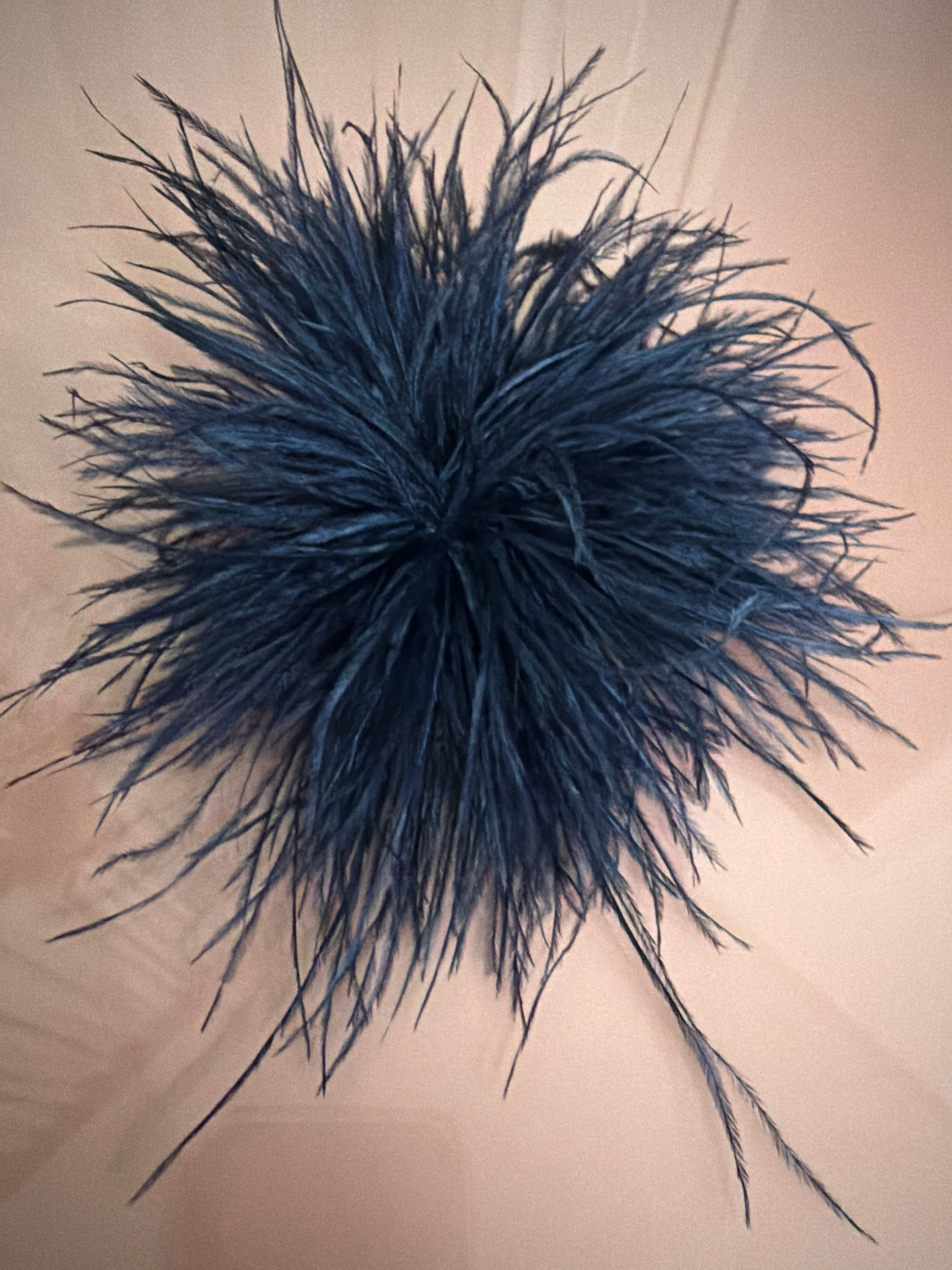 Broche  de plumas azul marinho 
