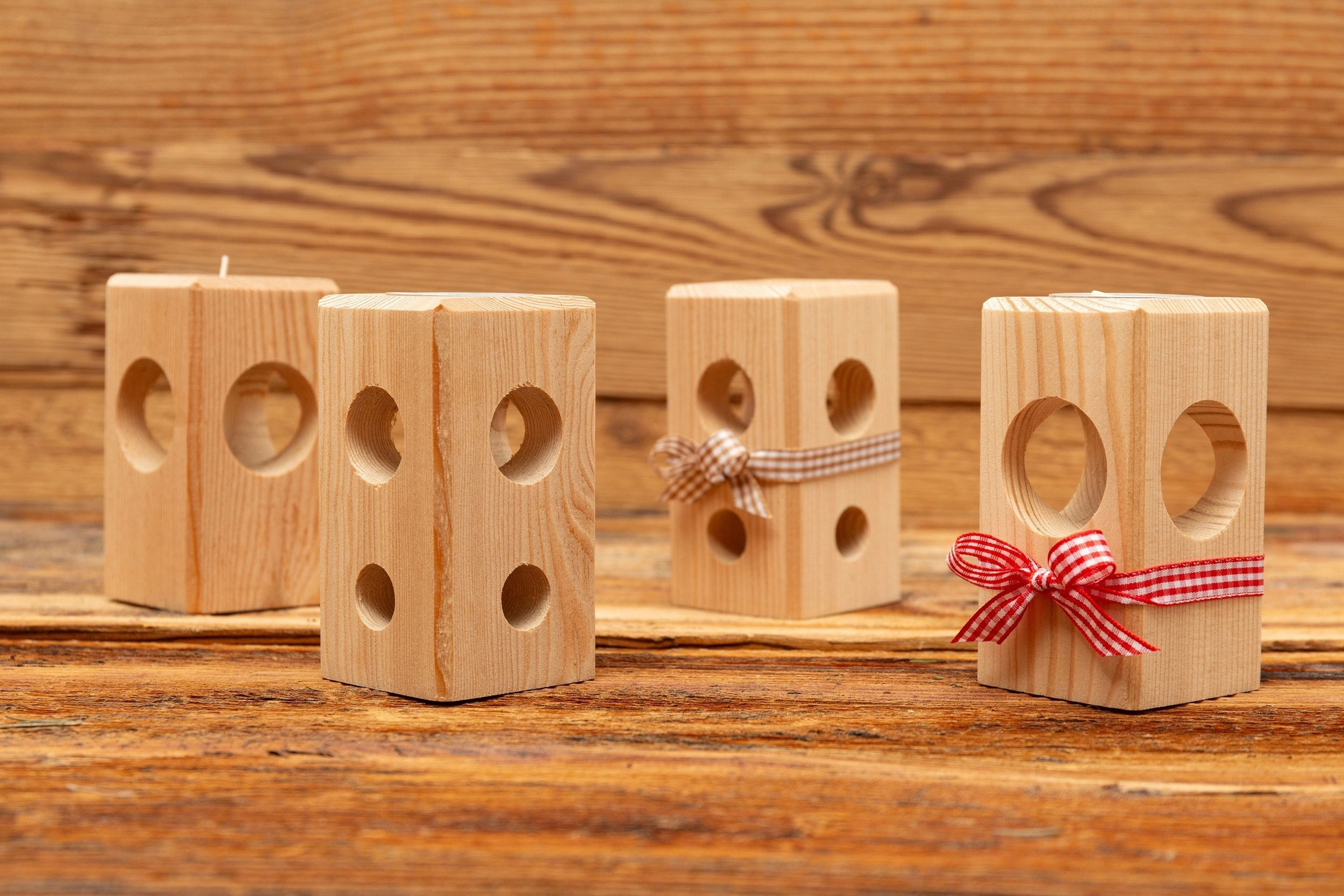  Kleiner geometrischer Kerzenhalter aus natürlichem Zirbenholz