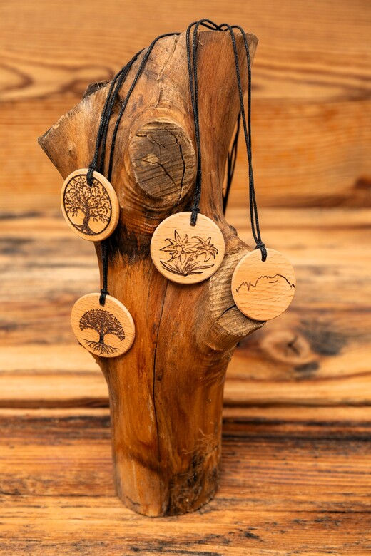 Miniaturbild: Halsketten aus Buchenholz