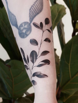 Dunkler Zweig mit dunklen Blättern Floral Tattoo frevler Tattoostudio Hannover