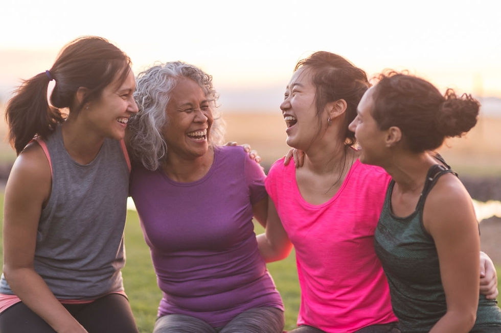 Grupo de mulheres batendo papo felizes após se recuperarem de um câncer de mama