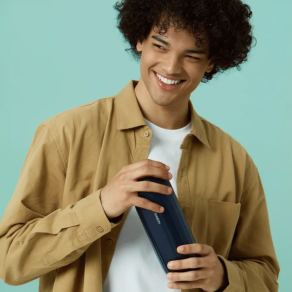Miniatura: Man holding the Sam Neo 2 Pro masturbator, showcasing its ergonomic design