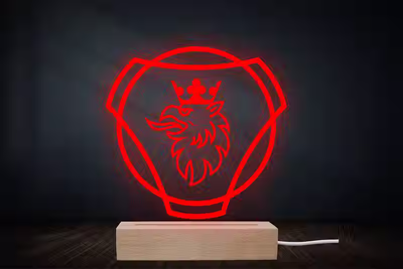 Lampe veilleuse LED Scania gravée sur plexiglas avec socle en hêtre massif – décoration lumineuse pour chambre ou bureau