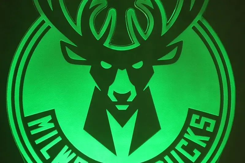 Miniature : Lampe LED Milwaukee Bucks NBA personnalisée - Cadeau supporter Bucks et fan de Giannis Antetokounmpo