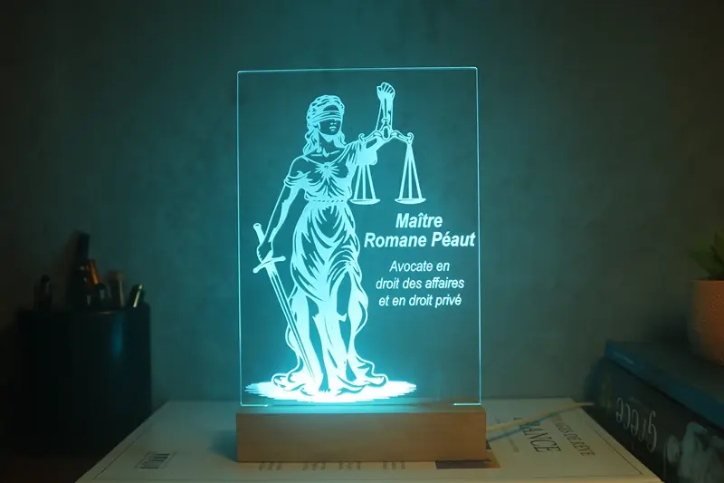 Miniature : Lampe LED balance de la justice personnalisée - Cadeau avocat, juriste, magistrat et étudiant en droit pour décoration bureau