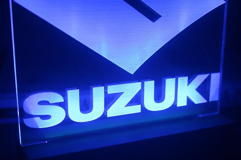 Miniature : Lampe LED logo Suzuki personnalisée - Cadeau fan de la marque d'Hamamatsu et passionné de moto GSX-R
