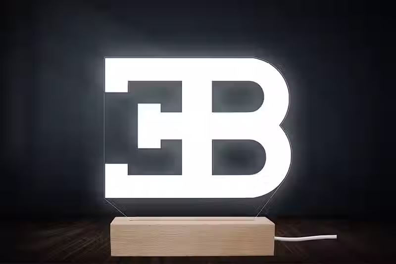 Lampe veilleuse LED design avec gravure laser du logo Bugatti sur socle en hêtre massif