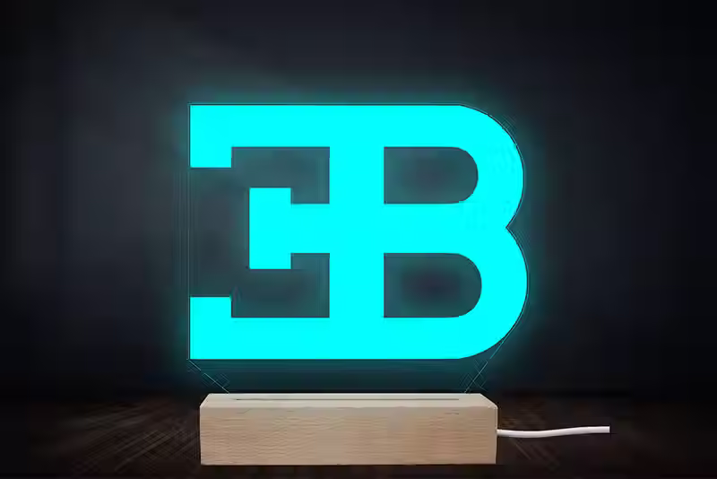Lampe veilleuse LED design avec gravure laser du logo Bugatti sur socle en hêtre massif