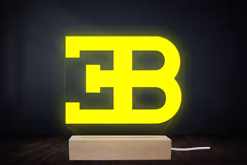 Lampe veilleuse LED design avec gravure laser du logo Bugatti sur socle en hêtre massif