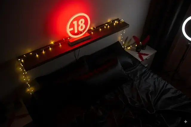 Miniature : Lampe LED logo moins de 18 ans personnalisé - Cadeau humour pour anniversaire 18 ans et décoration fête majeure