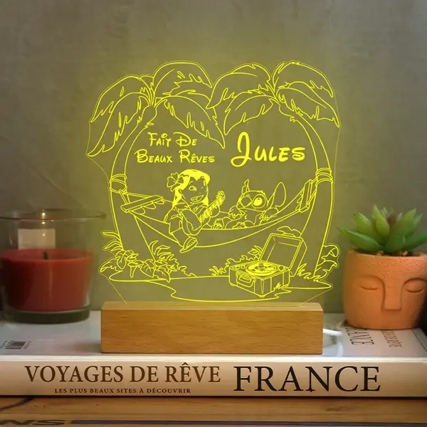 lampe veilleuse LED 3D en plexiglas représentant Lilo et Stitch, sur un socle en hêtre massif, personnalisée avec le prénom