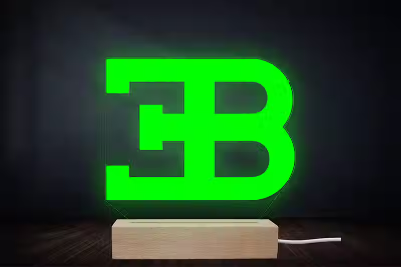 Lampe veilleuse LED design avec gravure laser du logo Bugatti sur socle en hêtre massif