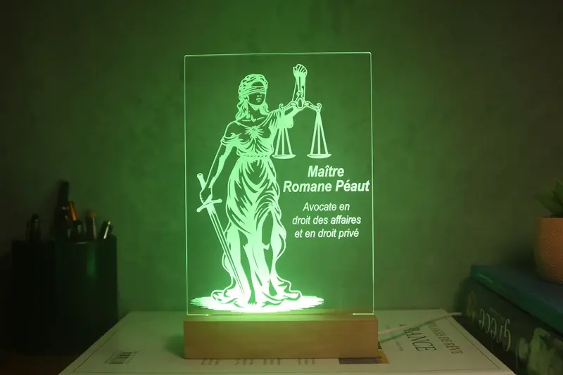 Miniature : Lampe LED balance de la justice personnalisée - Cadeau avocat, juriste, magistrat et étudiant en droit pour décoration bureau