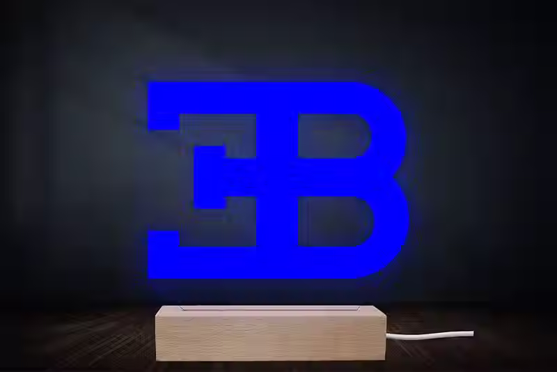 Lampe veilleuse LED design avec gravure laser du logo Bugatti sur socle en hêtre massif