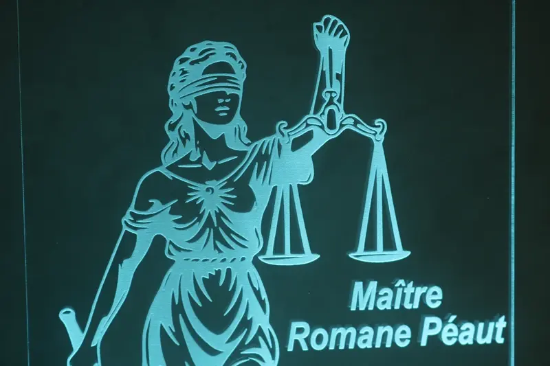 Miniature : Lampe LED balance de la justice personnalisée - Cadeau avocat, juriste, magistrat et étudiant en droit pour décoration bureau
