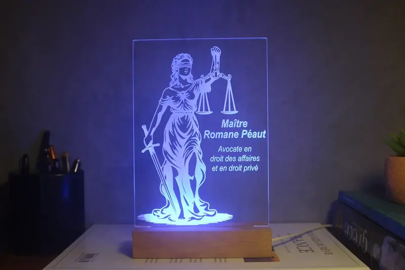 Miniature : Lampe LED balance de la justice personnalisée - Cadeau avocat, juriste, magistrat et étudiant en droit pour décoration bureau
