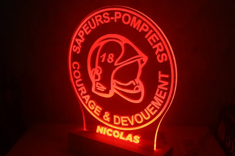 Miniature : Lampe LED casque pompier personnalisé - Cadeau sapeur-pompier volontaire ou pro et décoration caserne