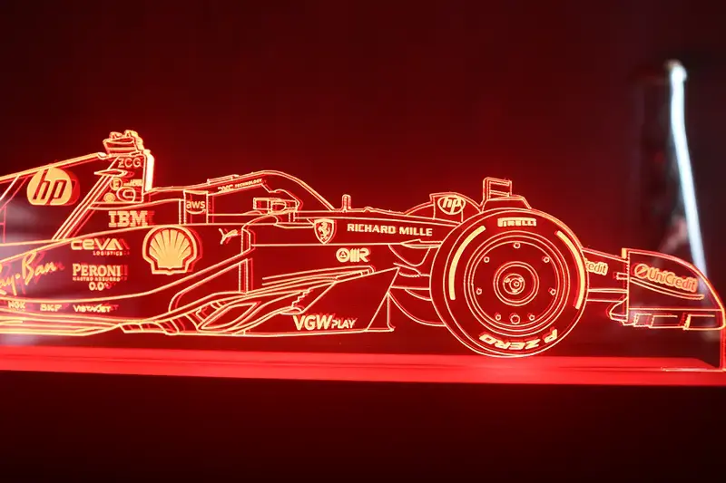 Miniature : Lampe LED Scuderia Ferrari Lewis Hamilton 2025 personnalisée - Cadeau fan de F1, tifosi Ferrari et supporter LH44