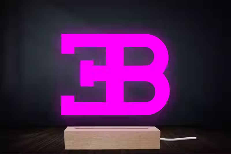 Lampe veilleuse LED design avec gravure laser du logo Bugatti sur socle en hêtre massif