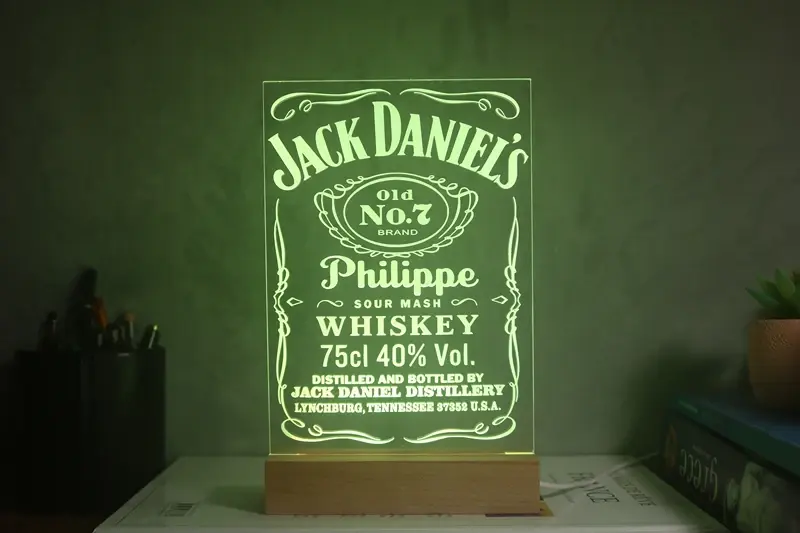 Miniature : Lampe LED logo Jack Daniel's avec prénom - Idée cadeau pour amateur de whiskey et décoration home bar