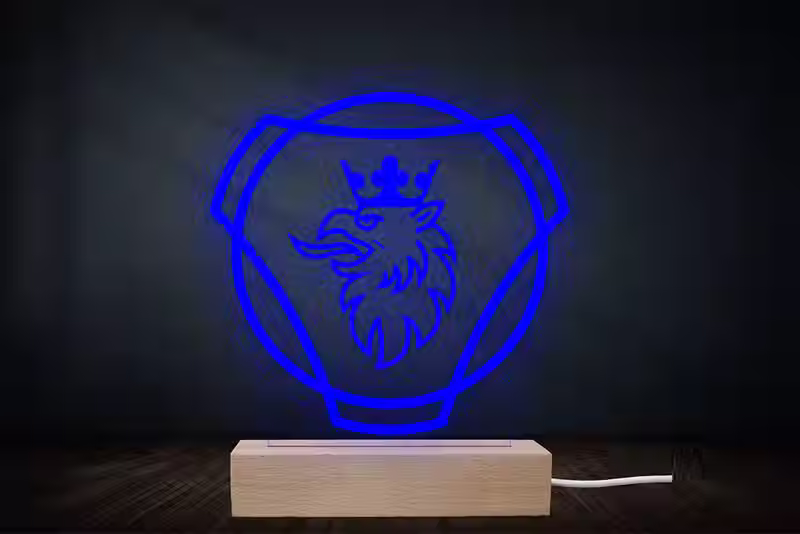 Lampe veilleuse LED Scania gravée sur plexiglas avec socle en hêtre massif – décoration lumineuse pour chambre ou bureau