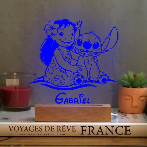 lampe veilleuse LED 3D en plexiglas représentant Lilo et Stitch, sur un socle en hêtre massif, personnalisée avec le prénom