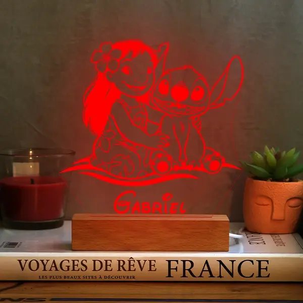 lampe veilleuse LED 3D en plexiglas représentant Lilo et Stitch, sur un socle en hêtre massif, personnalisée avec le prénom