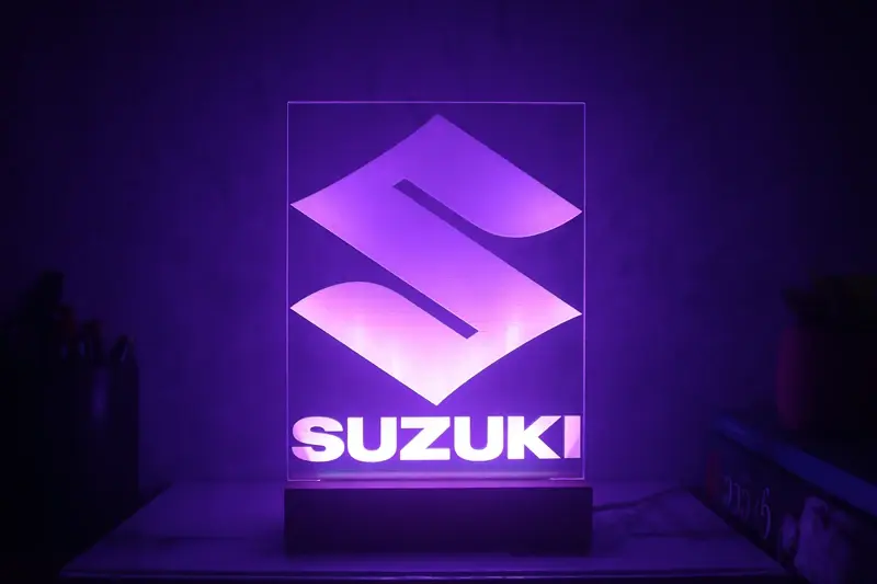 Miniature : Lampe LED logo Suzuki personnalisée - Cadeau fan de la marque d'Hamamatsu et passionné de moto GSX-R