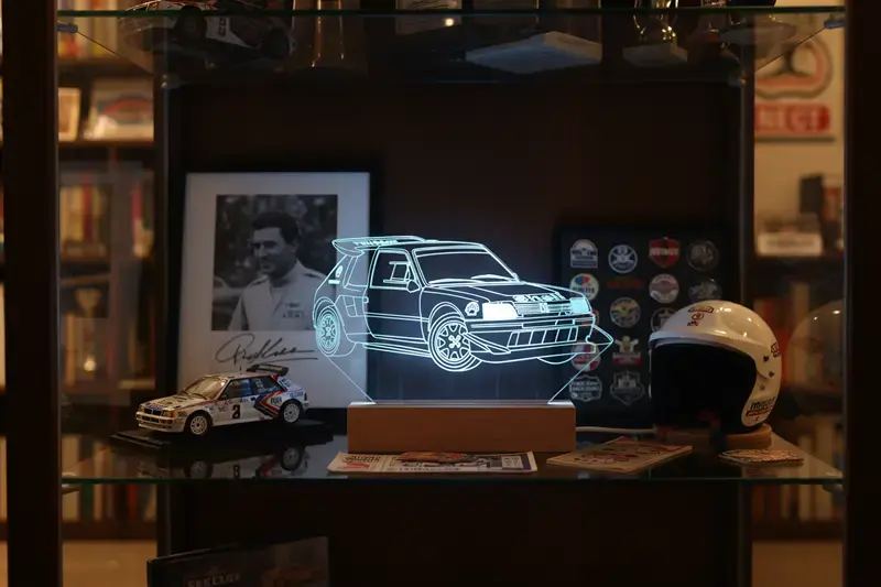 Miniature : Lampe LED Peugeot 205 T16 Evo 2 personnalisée - Cadeau fan de rallye Groupe B et légende du sport auto français