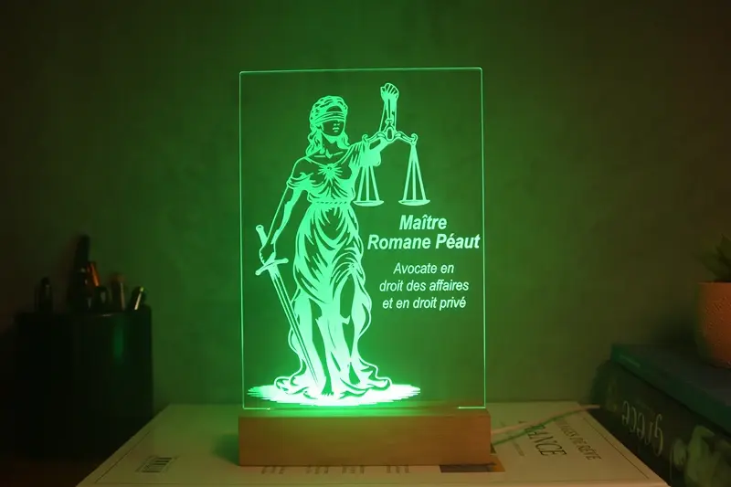 Miniature : Lampe LED balance de la justice personnalisée - Cadeau avocat, juriste, magistrat et étudiant en droit pour décoration bureau