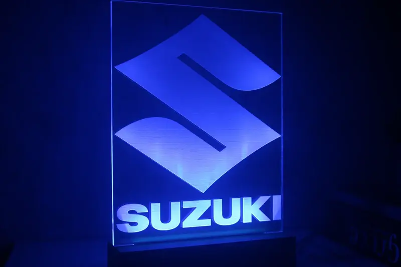 Miniature : Lampe LED logo Suzuki personnalisée - Cadeau fan de la marque d'Hamamatsu et passionné de moto GSX-R