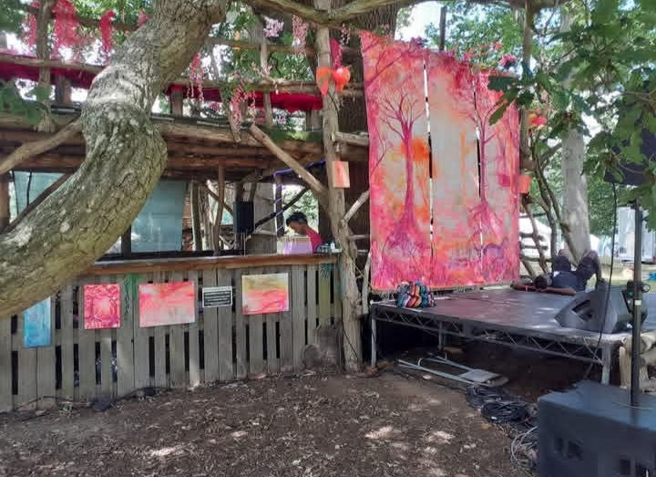 Treehouse backdrop in day light.