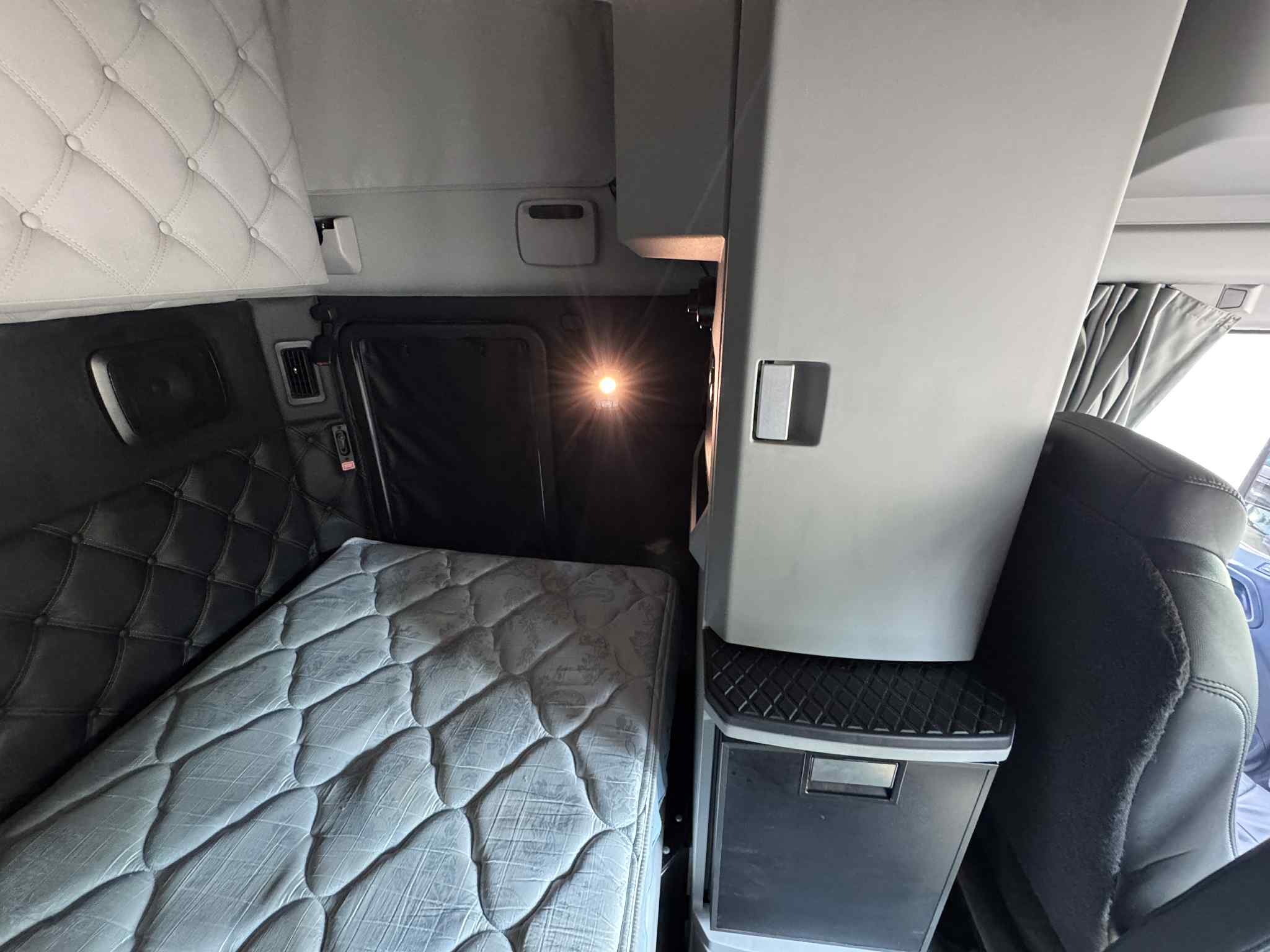 2022 Kenworth T680 19