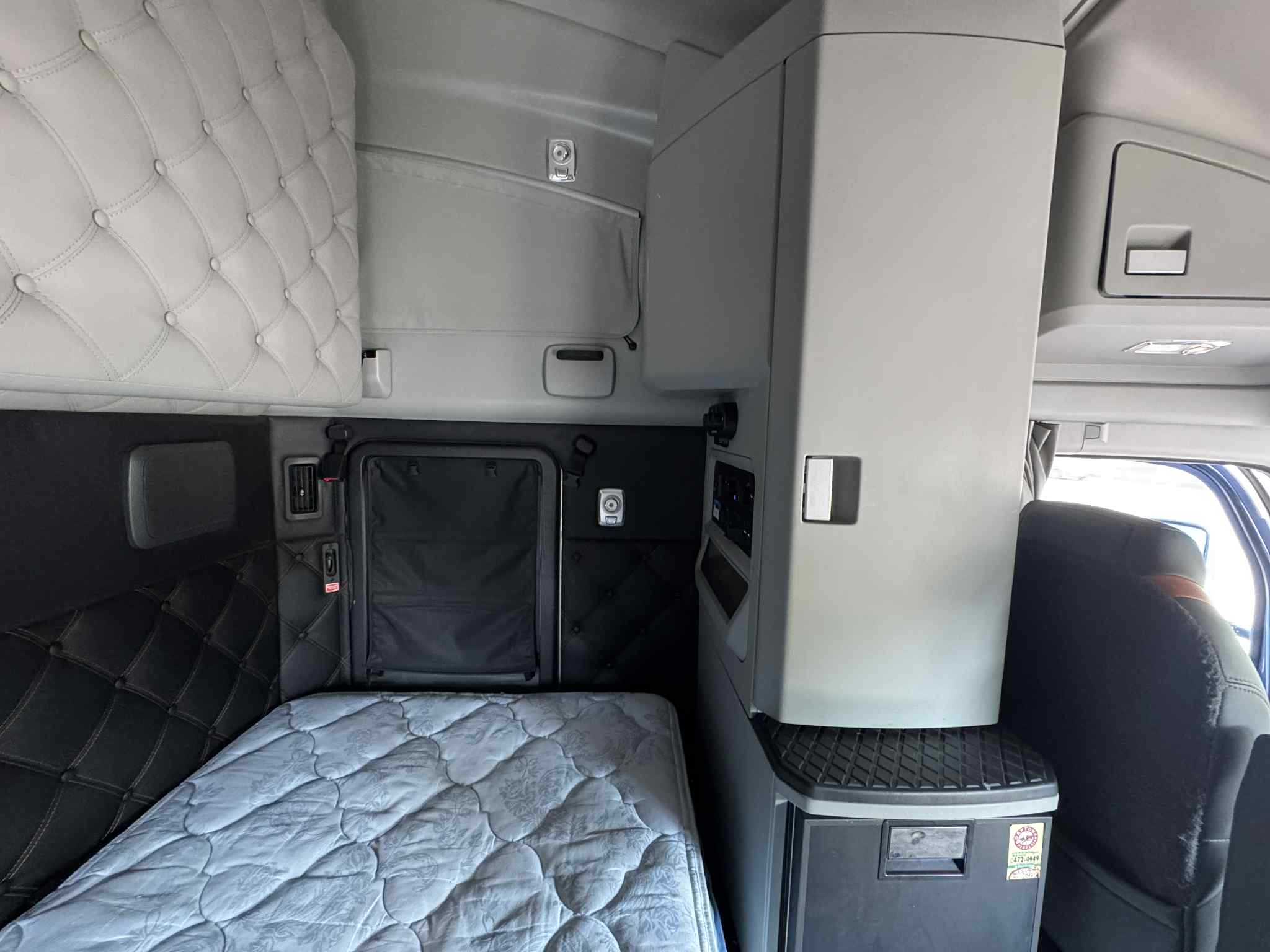 2022 Kenworth T680 21