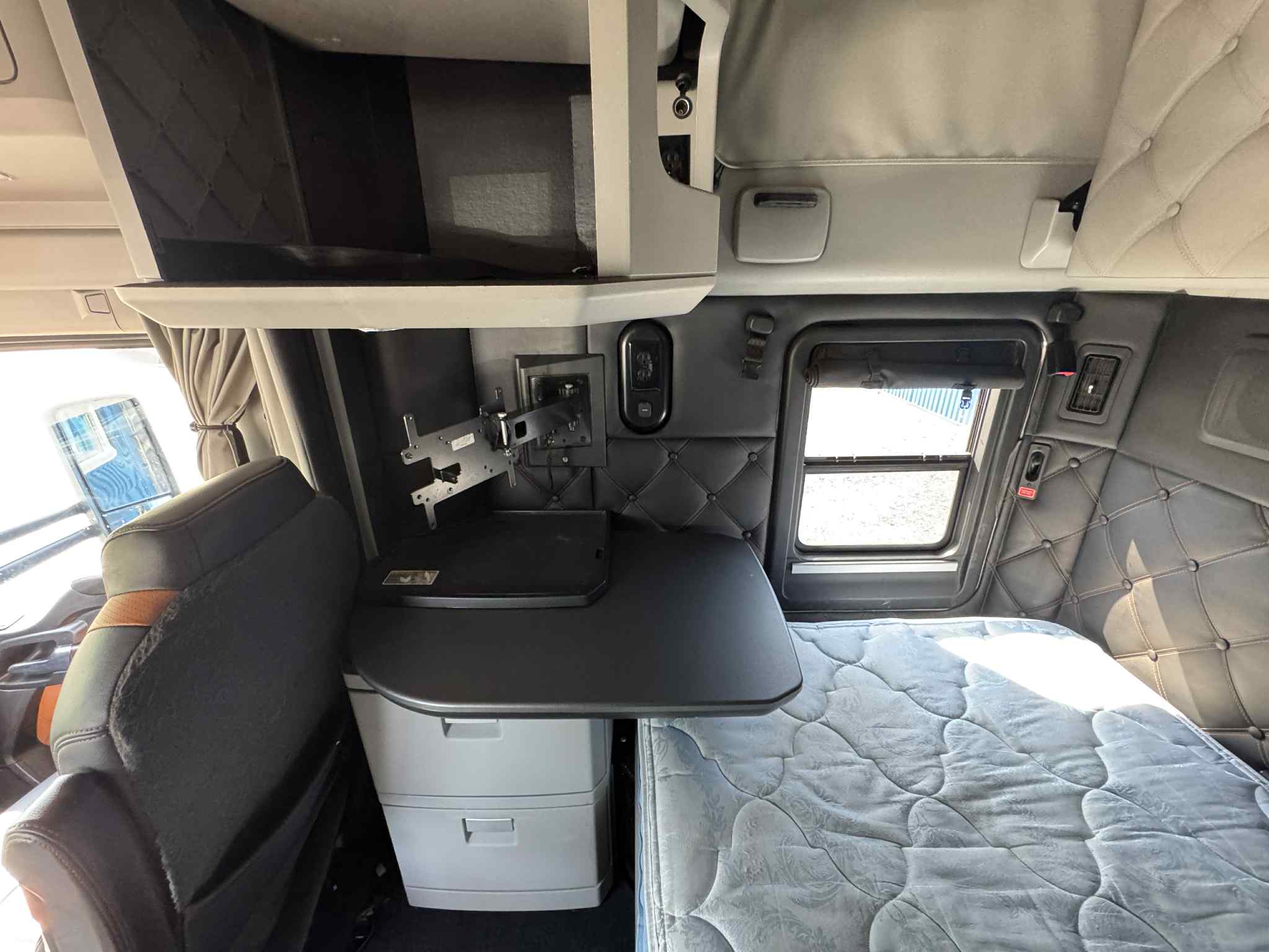 2022 Kenworth T680 23