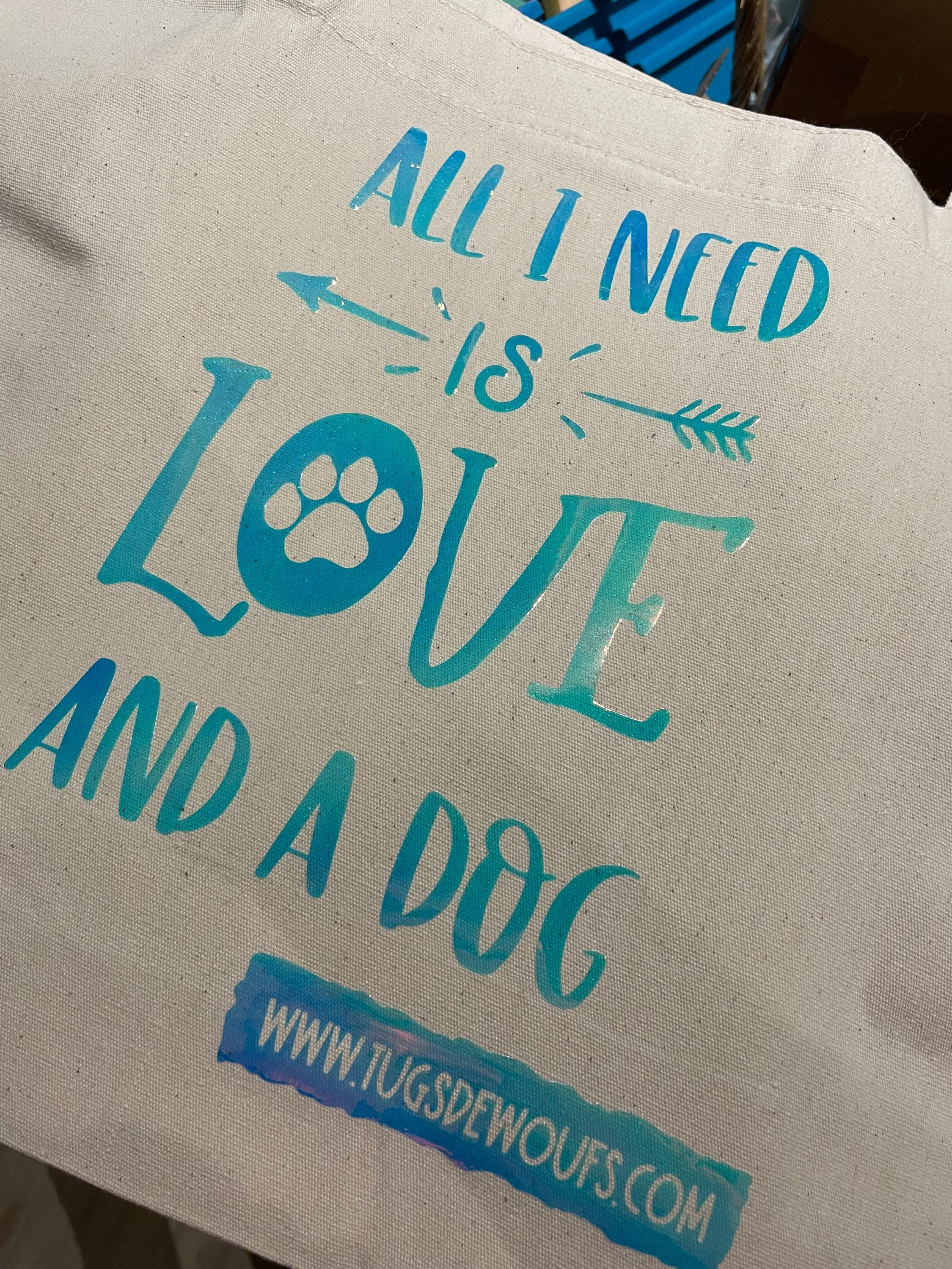 Sac cabas "All I need is love and a dog " - Création Tugs de Woufs en Folie