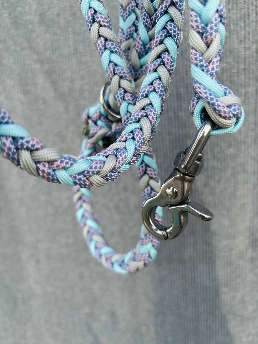 Miniature : Laisse de 1.50 mètres en paracorde pour chien diamant violet, bleu ciel et argen