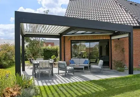 Créer un espace extérieur multifonction en bois : travailler, se détendre et ranger dans un seul lieu