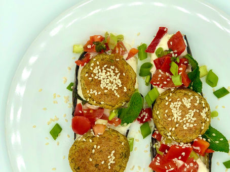 Фалафели с тахини сос върху канапе от патладжан