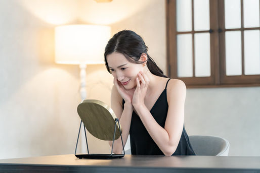鏡を見つめる女性