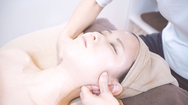 東原式リンパコルギを受ける女性