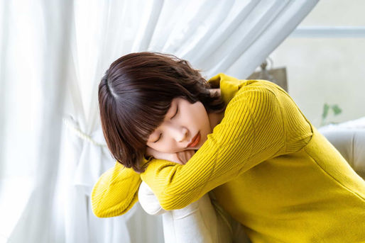 うたたねする女性