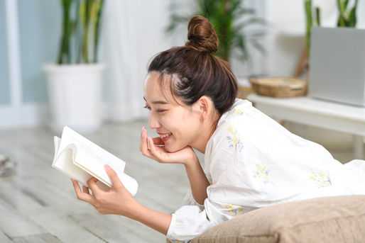 ゆったり本を読む女性