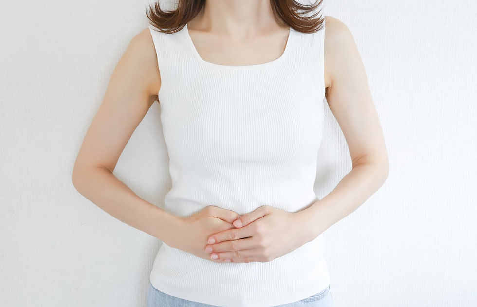 お腹を触る女性
