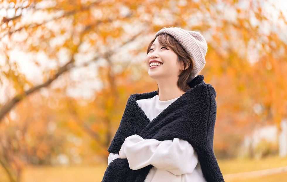 紅葉を見るニット帽を被った女性